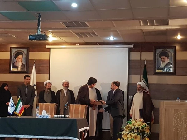 تجلیل از مسئول نهاد دفتر مقام معظم رهبری در دانشگاه فرهنگیان استن فارس  2