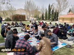 اقامه نماز جماعت و جزء خوانی قرآن کریم با حضور کارکنان و دانشجویان مرکز شهید بهشتی اقلید در بوستان ملت شهر اقلید 2