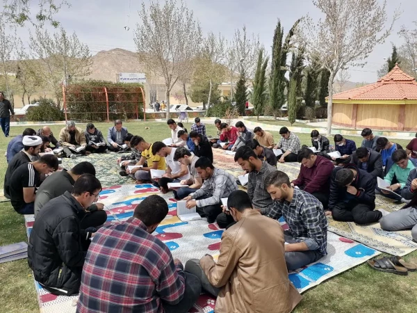 اقامه نماز جماعت و جزء خوانی قرآن کریم با حضور کارکنان و دانشجویان مرکز شهید بهشتی اقلید در بوستان ملت شهر اقلید 2