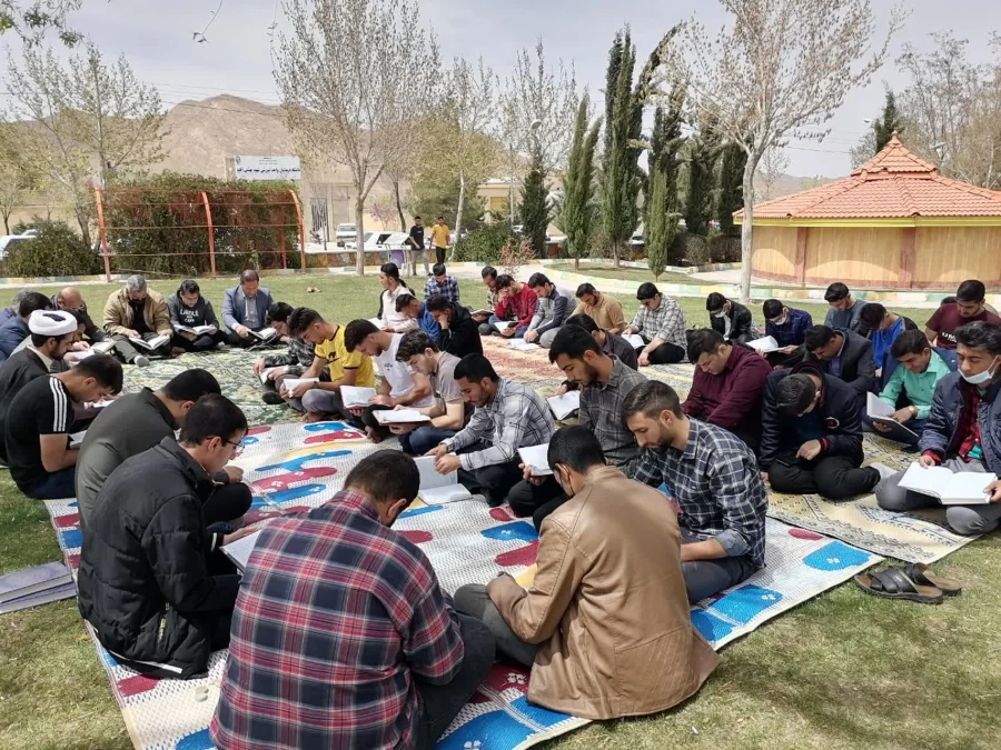 اقامه نماز جماعت و جزء خوانی قرآن کریم با حضور کارکنان و دانشجویان مرکز شهید بهشتی اقلید در بوستان ملت شهر اقلید 3