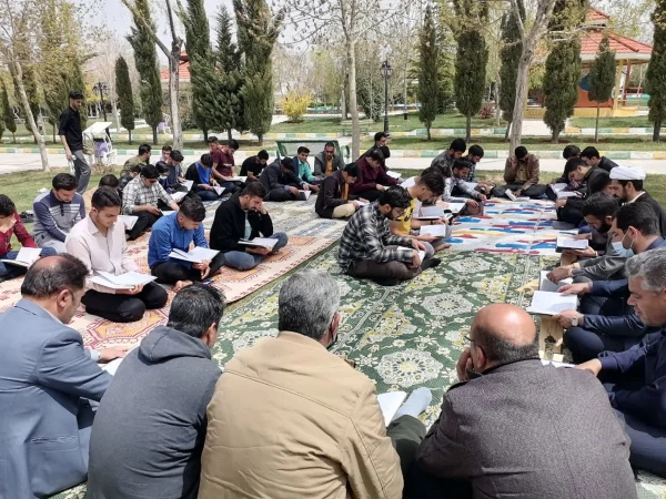 اقامه نماز جماعت و جزء خوانی قرآن کریم با حضور کارکنان و دانشجویان مرکز شهید بهشتی اقلید در بوستان ملت شهر اقلید 4