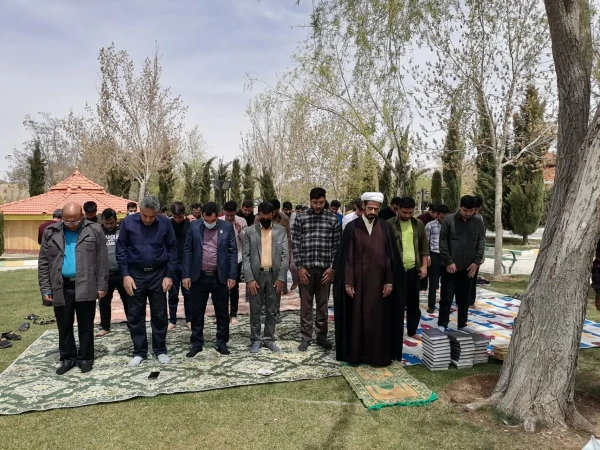 اقامه نماز جماعت و جزء خوانی قرآن کریم با حضور کارکنان و دانشجویان مرکز شهید بهشتی اقلید در بوستان ملت شهر اقلید 5