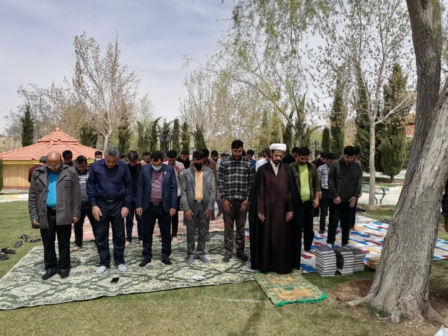 اقامه نماز جماعت و جزء خوانی قرآن کریم با حضور کارکنان و دانشجویان مرکز شهید بهشتی اقلید در بوستان ملت شهر اقلید 5