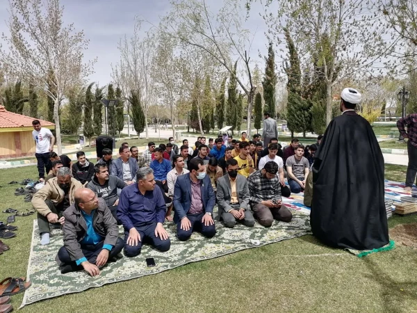 اقامه نماز جماعت و جزء خوانی قرآن کریم با حضور کارکنان و دانشجویان مرکز شهید بهشتی اقلید در بوستان ملت شهر اقلید 6