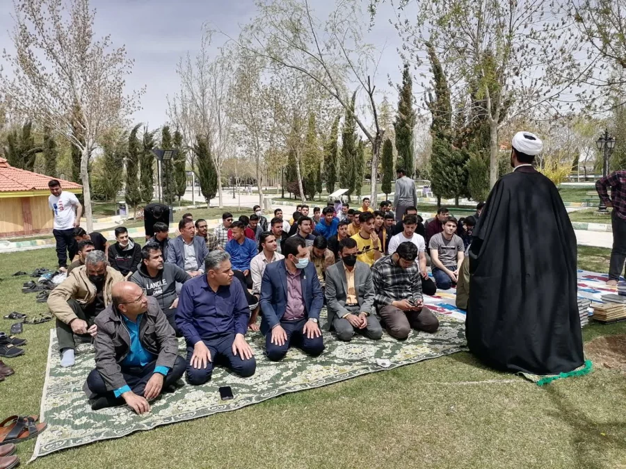 اقامه نماز جماعت و جزء خوانی قرآن کریم با حضور کارکنان و دانشجویان مرکز شهید بهشتی اقلید در بوستان ملت شهر اقلید 6