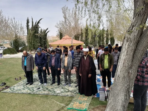 اقامه نماز جماعت و جزء خوانی قرآن کریم با حضور کارکنان و دانشجویان مرکز شهید بهشتی اقلید در بوستان ملت شهر اقلید 7