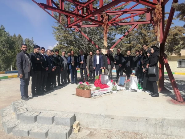 حضور رؤسا و جمعی از  کارکنان دانشگاه های فرهنگیان و دولتی شهرستان اقلیدبر سر مزار شهید گمنام دانشگاه فرهنگیان شهید بهشتی در سال نو. 2