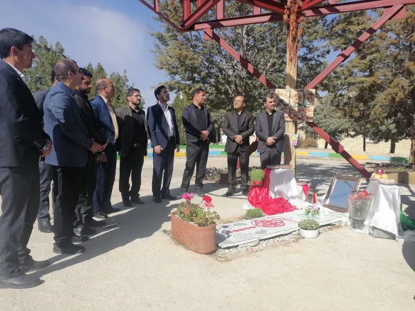 حضور رؤسا و جمعی از  کارکنان دانشگاه های فرهنگیان و دولتی شهرستان اقلیدبر سر مزار شهید گمنام دانشگاه فرهنگیان شهید بهشتی در سال نو. 3