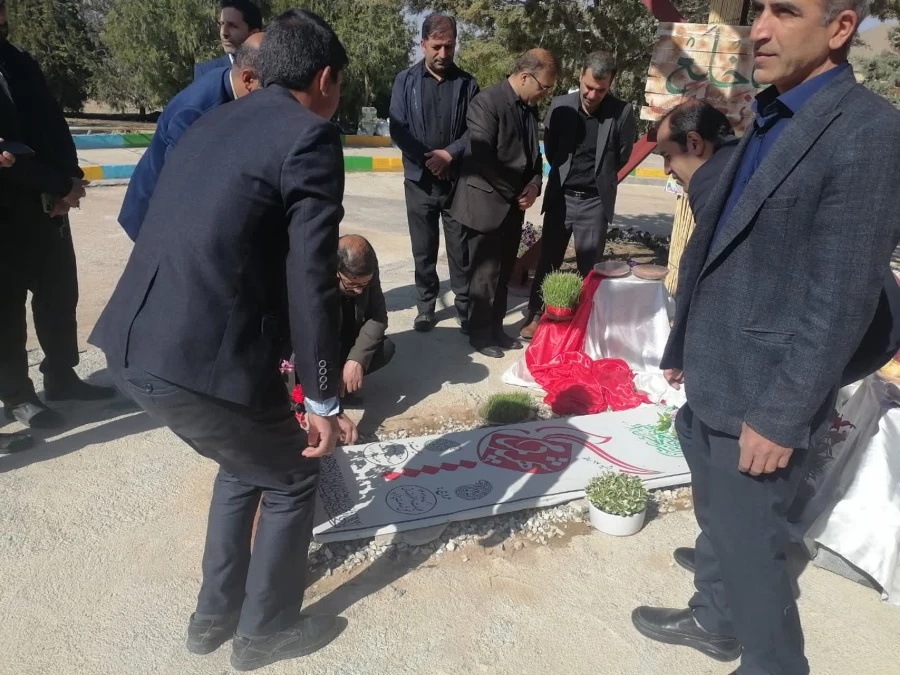 حضور رؤسا و جمعی از  کارکنان دانشگاه های فرهنگیان و دولتی شهرستان اقلیدبر سر مزار شهید گمنام دانشگاه فرهنگیان شهید بهشتی در سال نو. 4