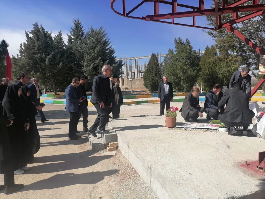 حضور رؤسا و جمعی از  کارکنان دانشگاه های فرهنگیان و دولتی شهرستان اقلیدبر سر مزار شهید گمنام دانشگاه فرهنگیان شهید بهشتی در سال نو. 5